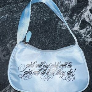 Sabrina Carpenter cutesy purse